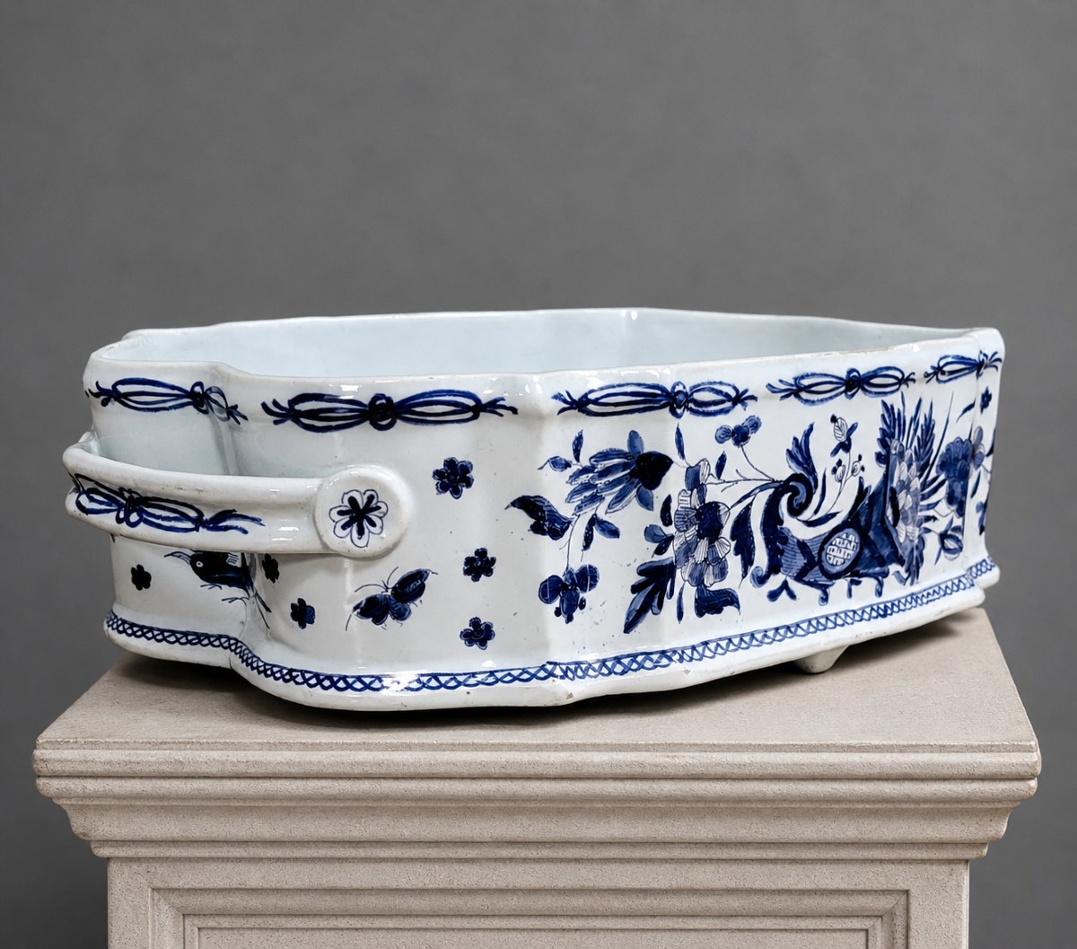 Importante jardinière en faïence à décor bleu monochrome dans le goût de Rouen