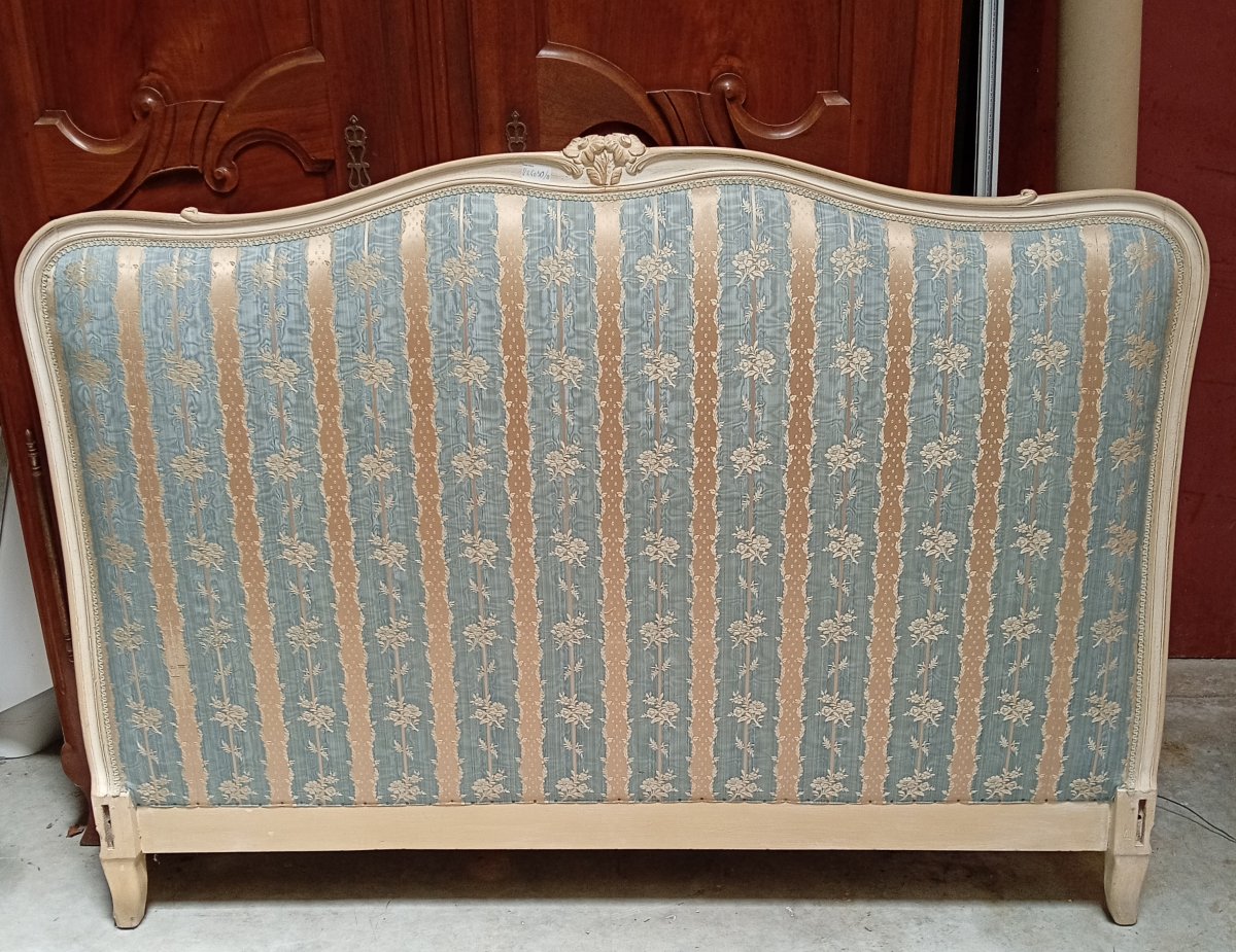 Lit de style Louis XV en bois laqué crème rechampi, richement mouluré et sculpté -photo-1