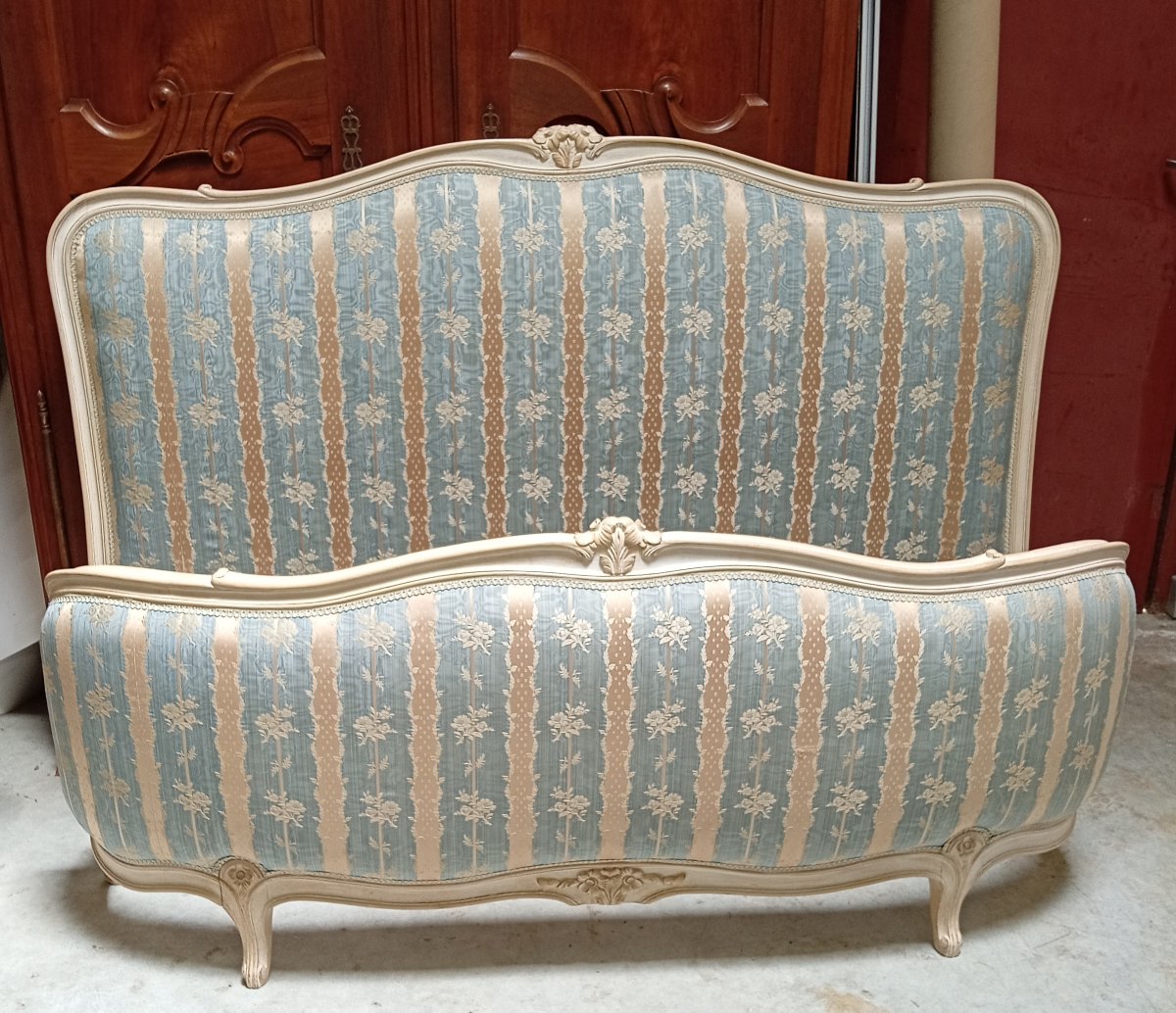 Lit de style Louis XV en bois laqué crème rechampi, richement mouluré et sculpté -photo-2