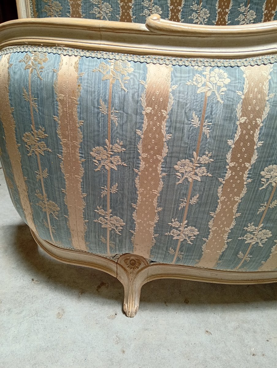 Lit de style Louis XV en bois laqué crème rechampi, richement mouluré et sculpté -photo-3