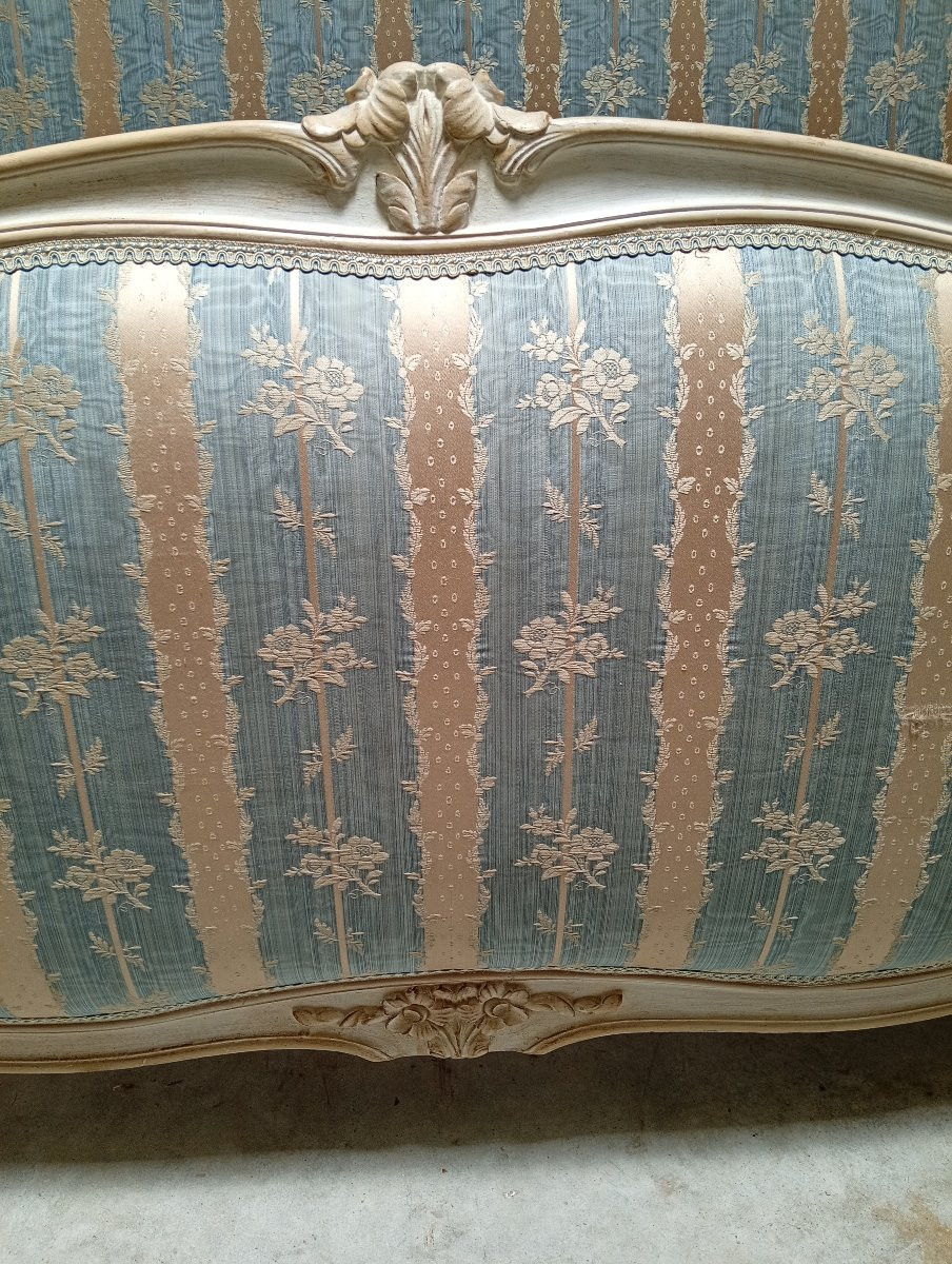 Lit de style Louis XV en bois laqué crème rechampi, richement mouluré et sculpté -photo-4