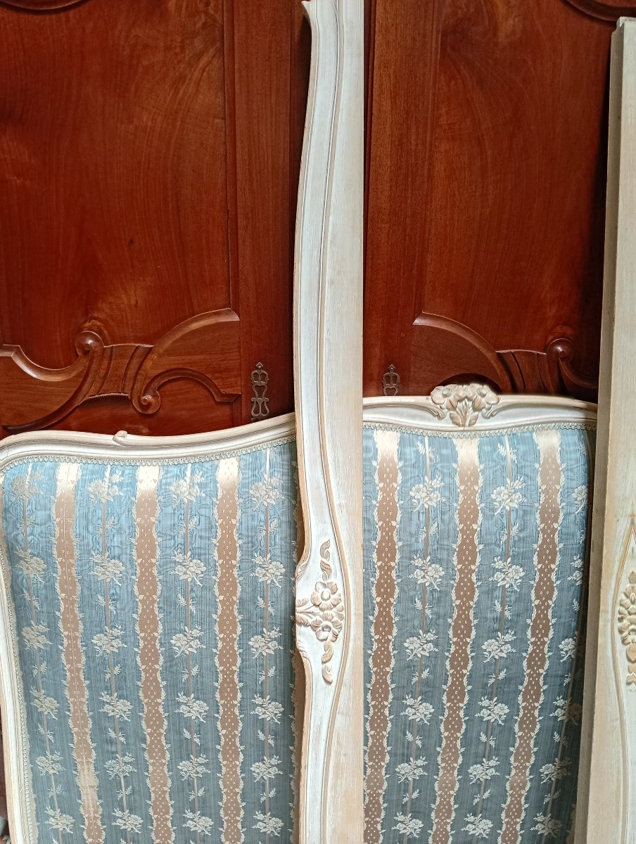 Lit de style Louis XV en bois laqué crème rechampi, richement mouluré et sculpté -photo-6