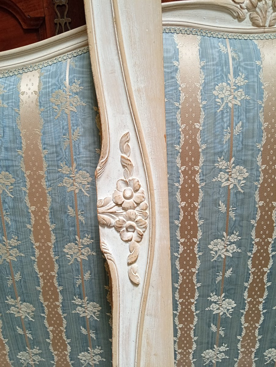 Lit de style Louis XV en bois laqué crème rechampi, richement mouluré et sculpté -photo-7