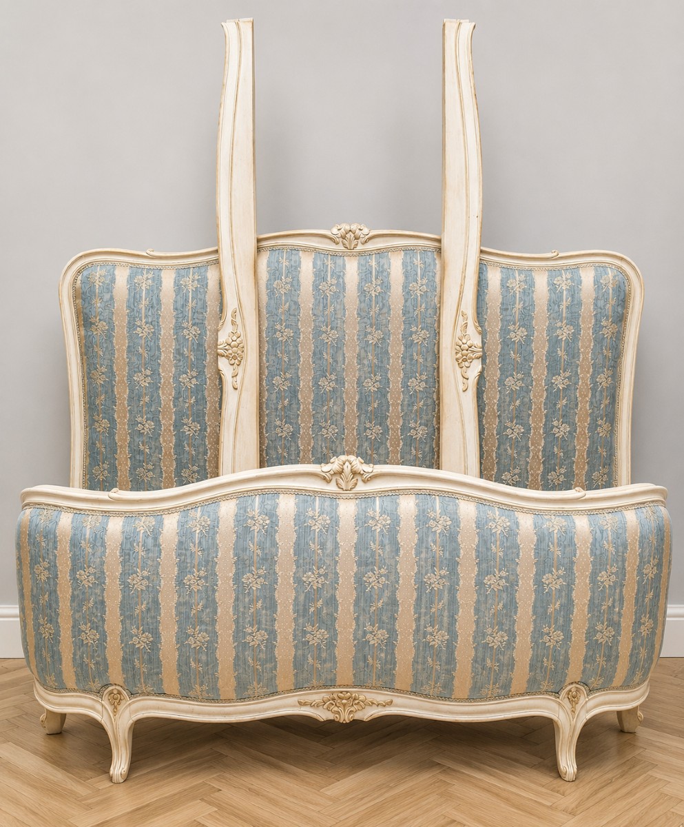 Lit de style Louis XV en bois laqué crème rechampi, richement mouluré et sculpté 