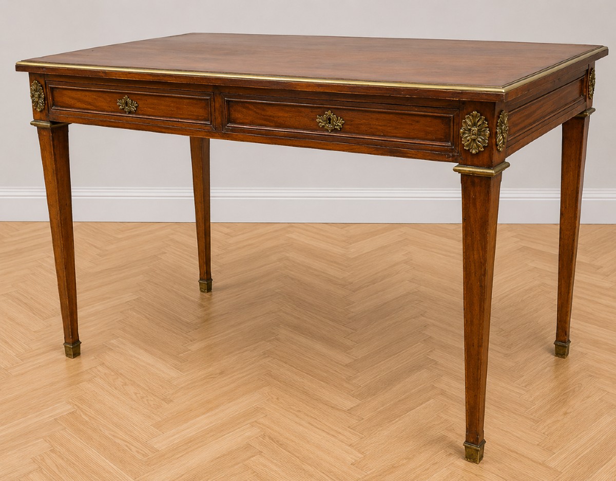 Bureau plat de style Louis XVI en acajou