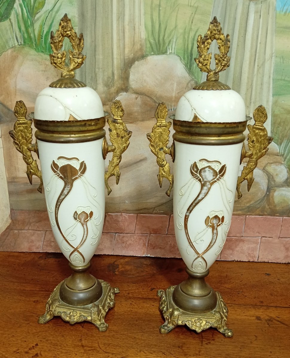 Paire de vases couverts d'époque Art Nouveau, en porcelaine-photo-1