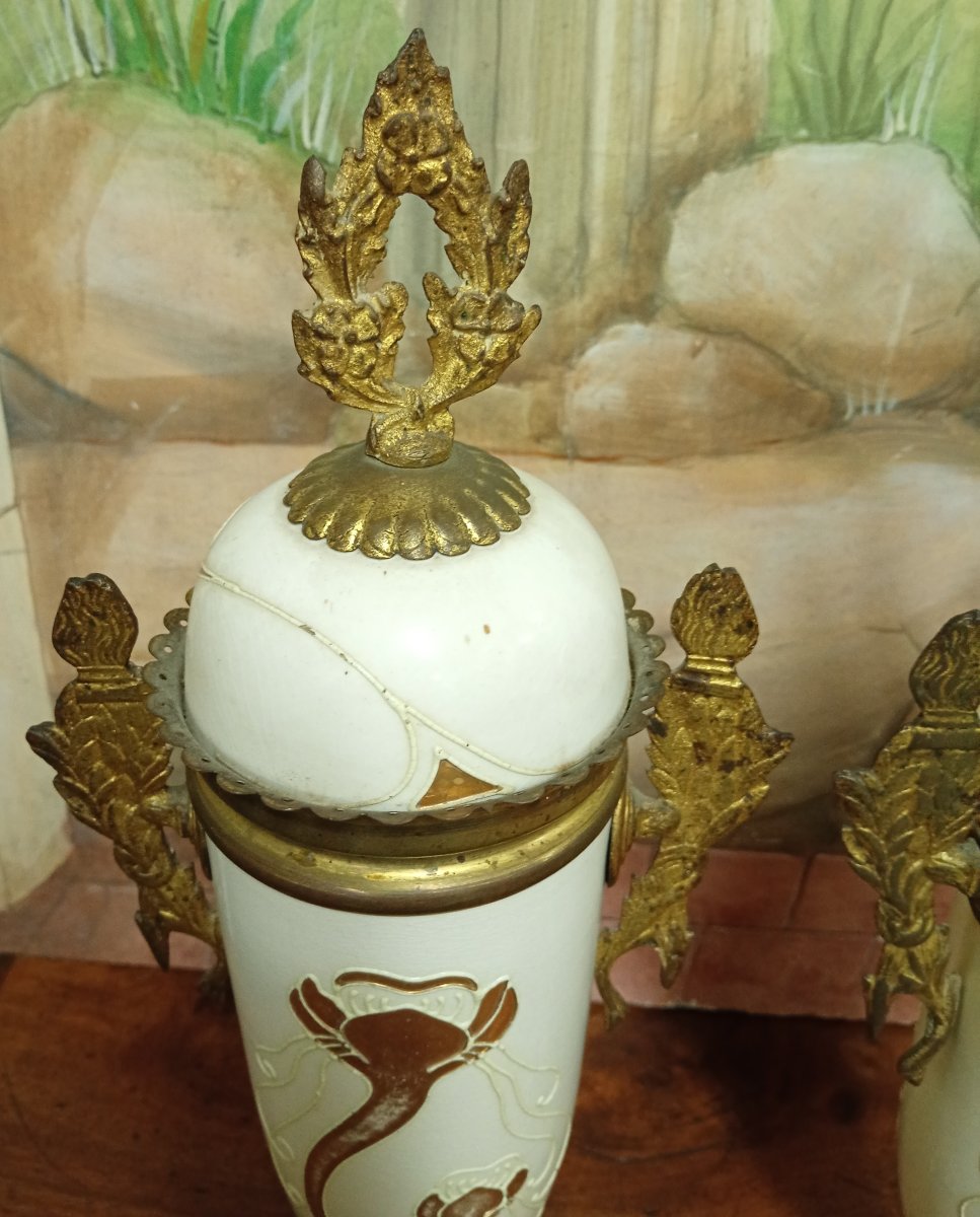 Paire de vases couverts d'époque Art Nouveau, en porcelaine-photo-3