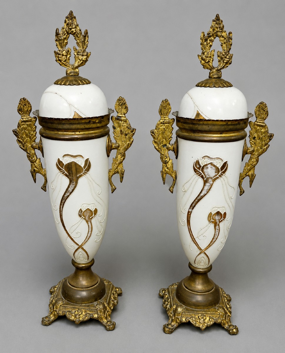Paire de vases couverts d'époque Art Nouveau, en porcelaine