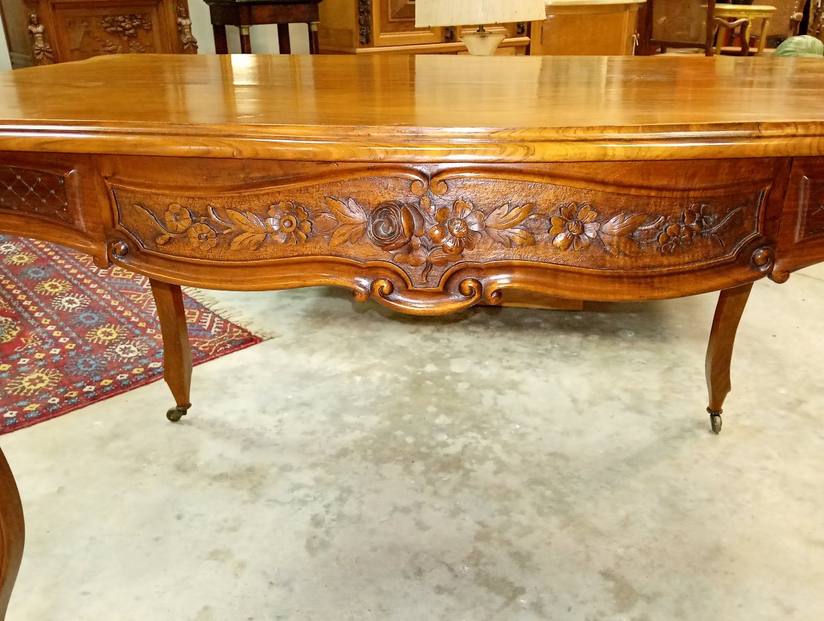 Bureau galbé de style Louis XV, en noyer sculpté et mouluré-photo-1