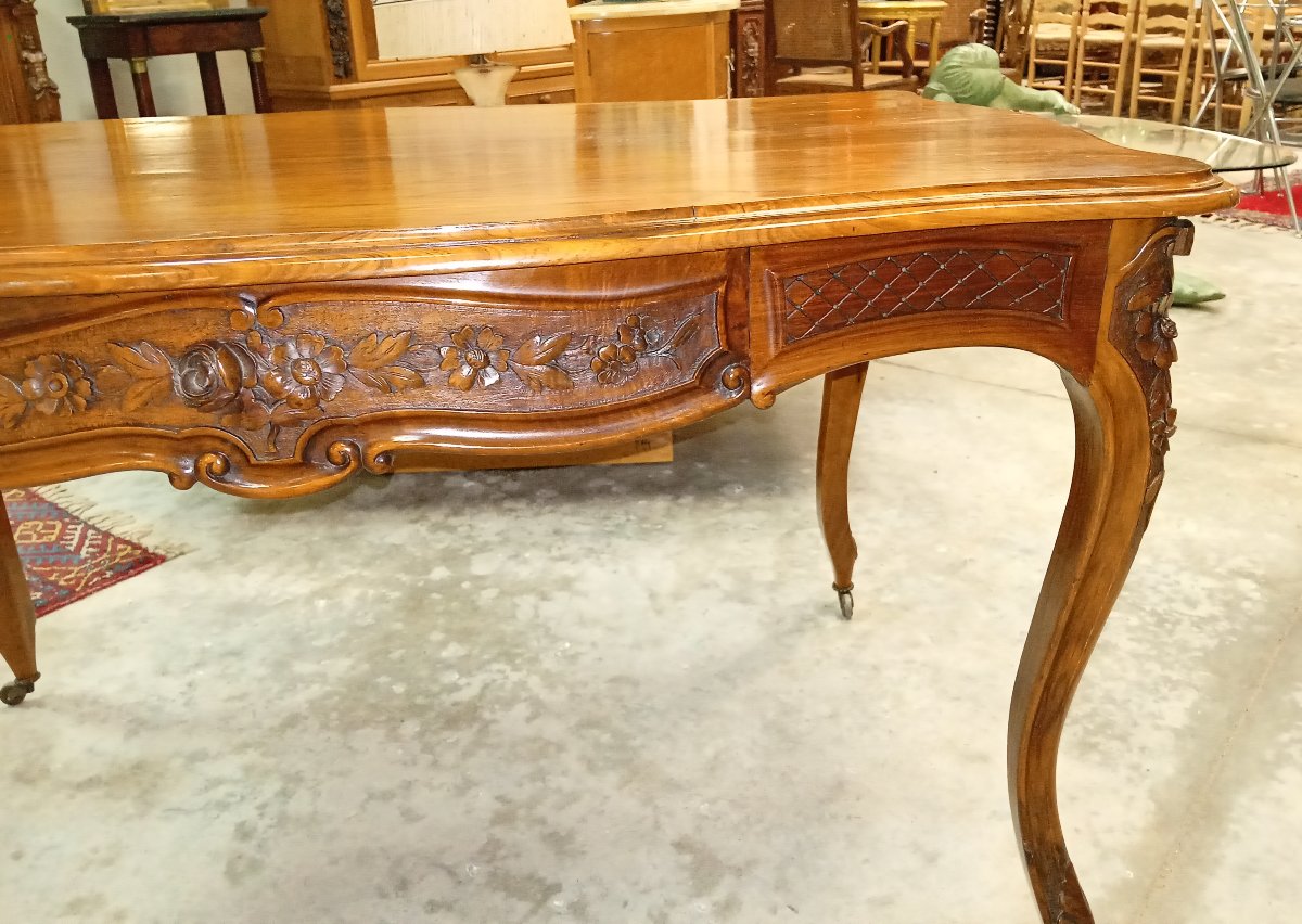 Bureau galbé de style Louis XV, en noyer sculpté et mouluré-photo-2