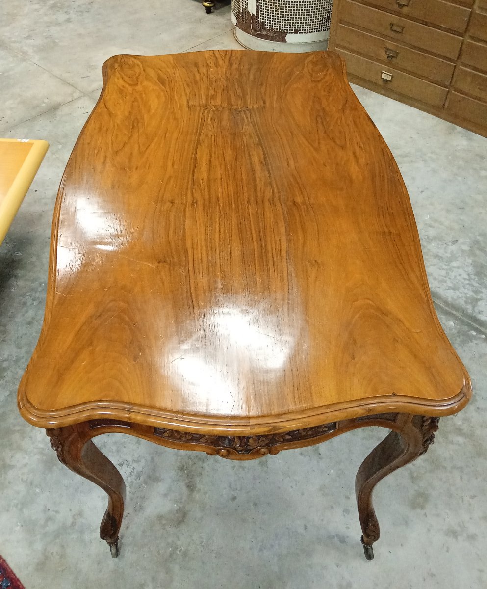 Bureau galbé de style Louis XV, en noyer sculpté et mouluré-photo-3