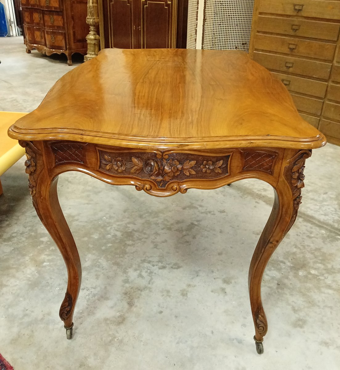 Bureau galbé de style Louis XV, en noyer sculpté et mouluré-photo-4