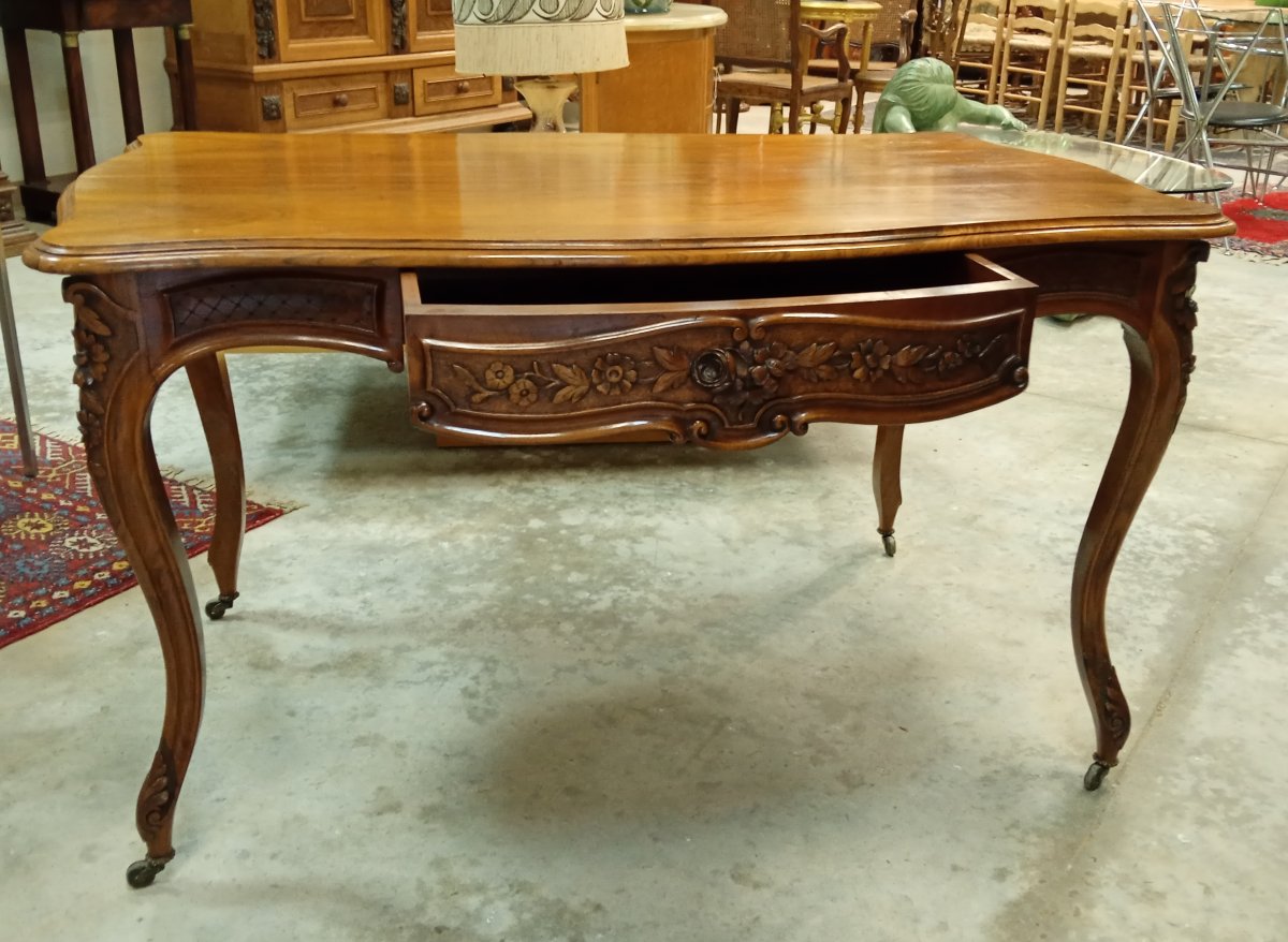 Bureau galbé de style Louis XV, en noyer sculpté et mouluré-photo-8
