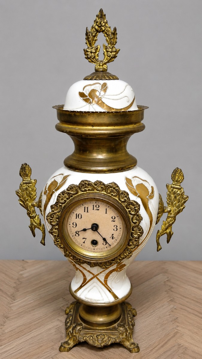 Large Art Nouveau Clock In Gilt Bronze And Regule And Porcelain