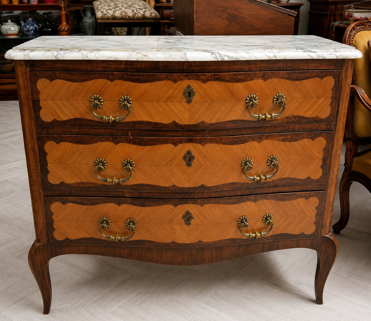 Commode galbée Louis XV en marqueterie – dessus marbre – époque XIXe  
