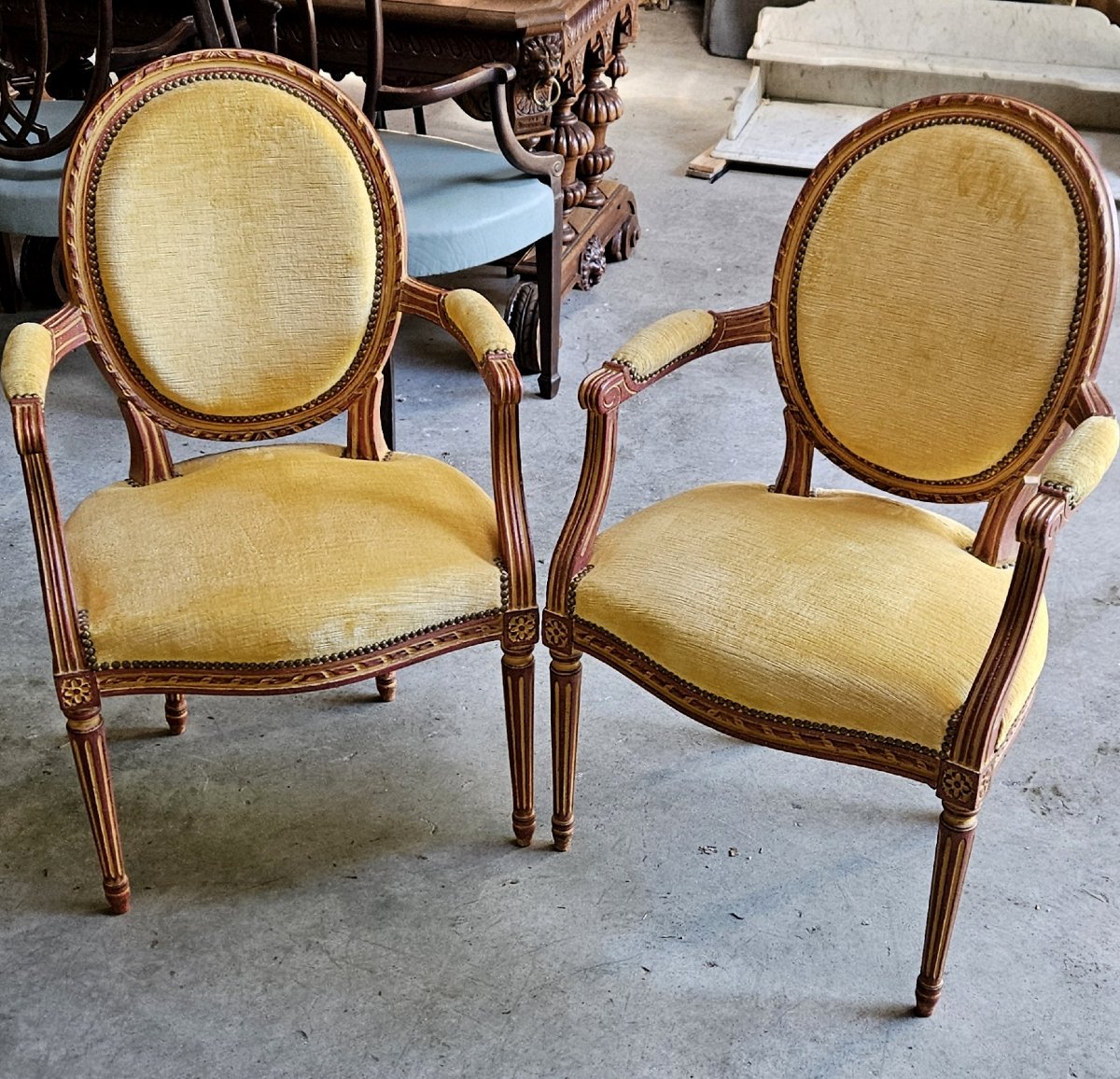 paire de fauteuils cabriolets de style Louis XVI en bois mouluré et rechampi rouge -photo-2