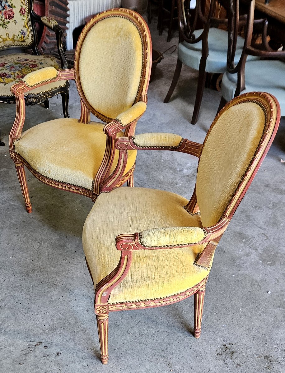 paire de fauteuils cabriolets de style Louis XVI en bois mouluré et rechampi rouge -photo-3