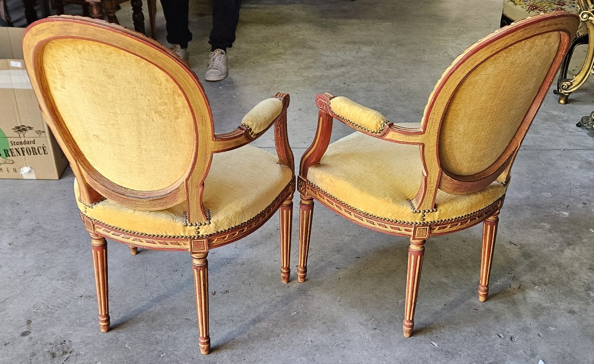 paire de fauteuils cabriolets de style Louis XVI en bois mouluré et rechampi rouge -photo-6