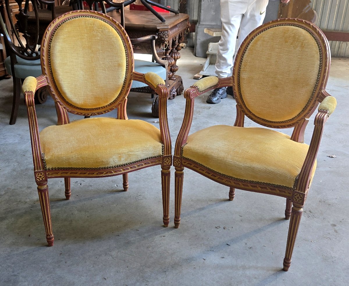 paire de fauteuils cabriolets de style Louis XVI en bois mouluré et rechampi rouge -photo-7