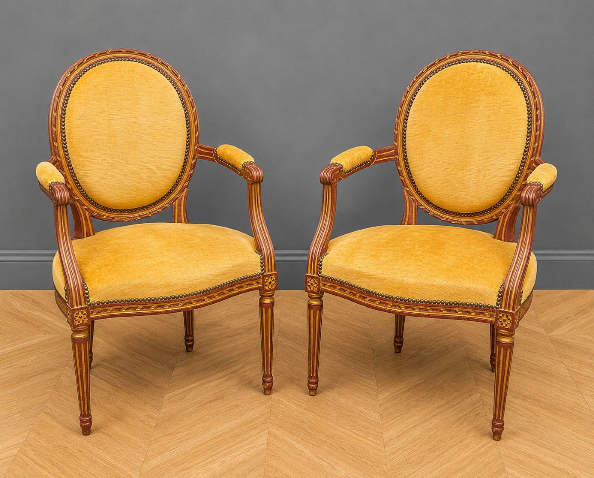 paire de fauteuils cabriolets de style Louis XVI en bois mouluré et rechampi rouge 