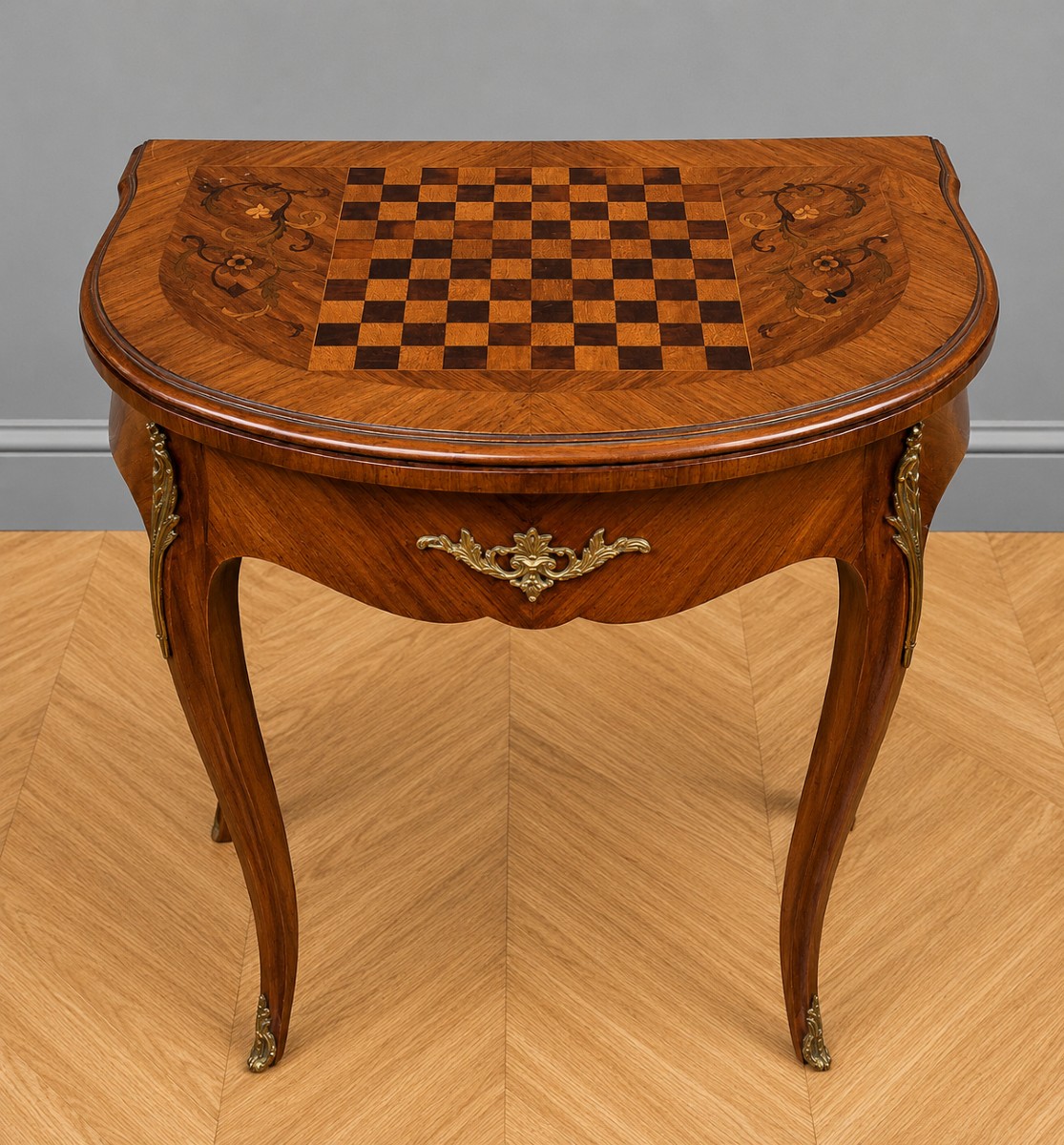 Table à jeux demi-lune de style Louis XV, en marqueterie 