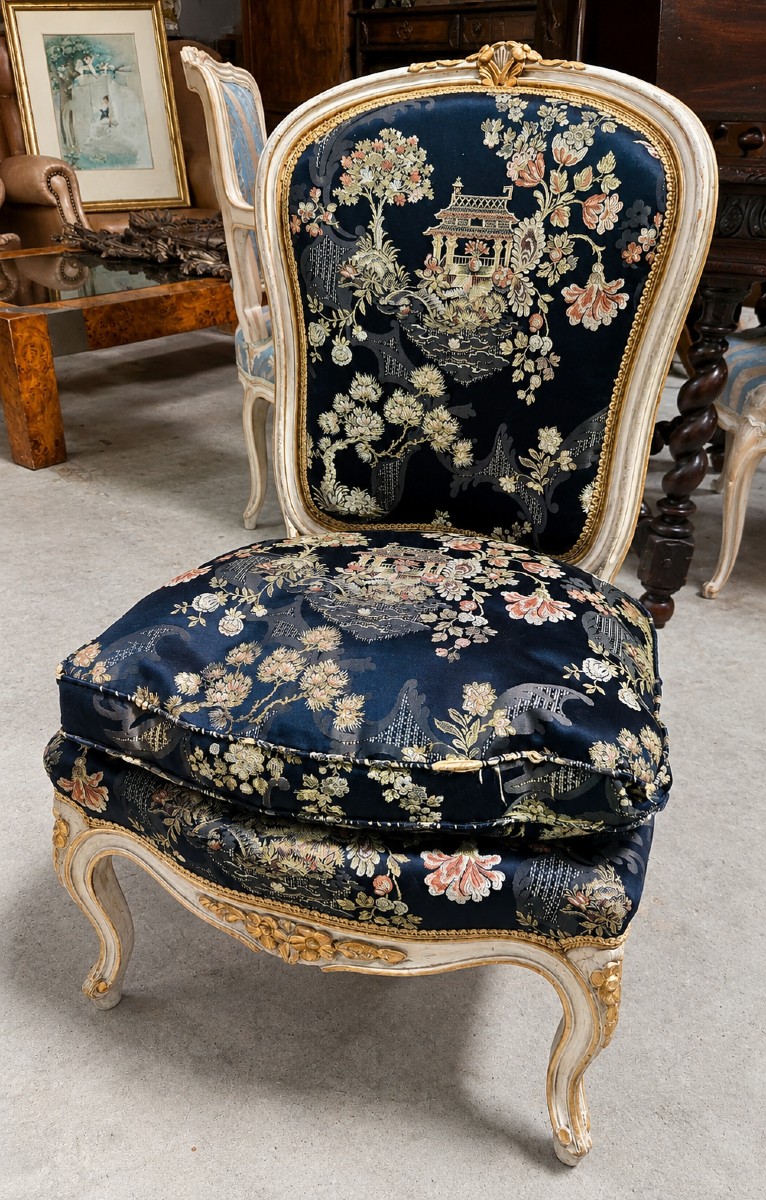 fauteuil chauffeuse de style Louis XV à dossier médaillon
