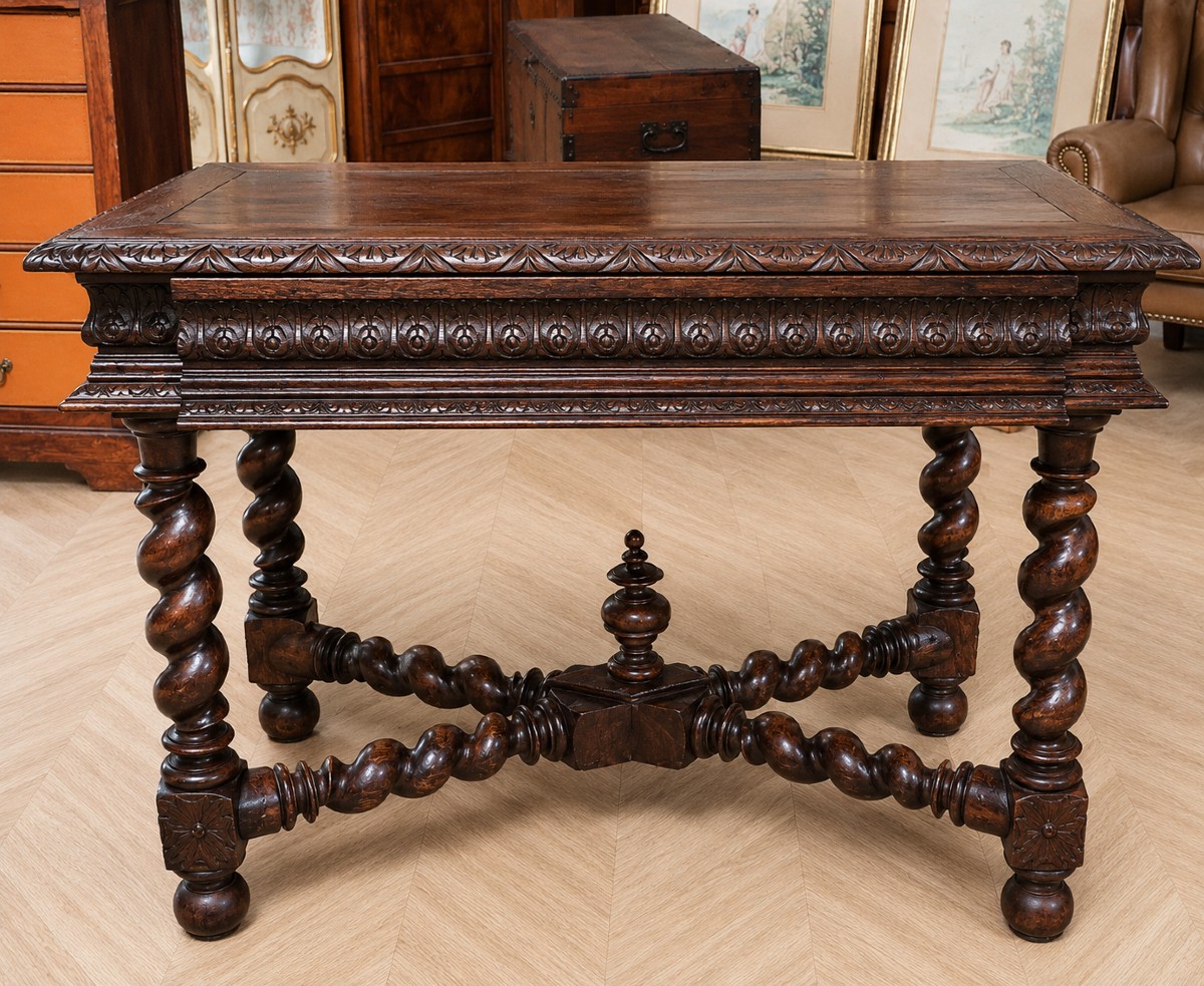 table bureau de style Renaissance / Henri II en chêne massif richement sculpté