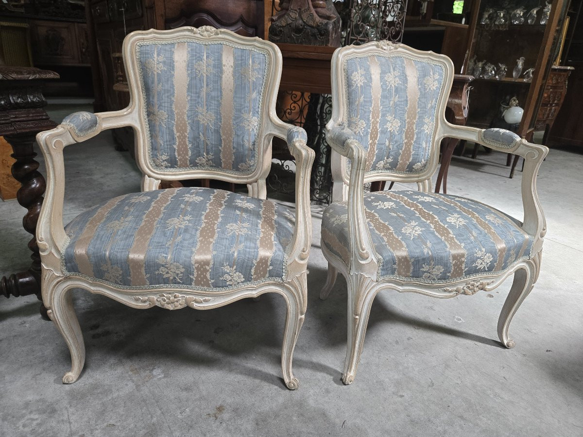 Paire de fauteuils de style Louis XV, en bois mouluré et patiné -photo-1