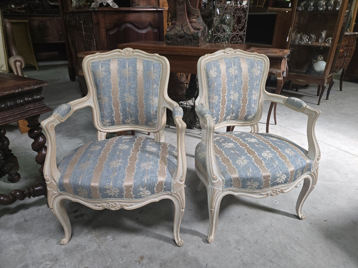 Paire de fauteuils de style Louis XV, en bois mouluré et patiné -photo-2