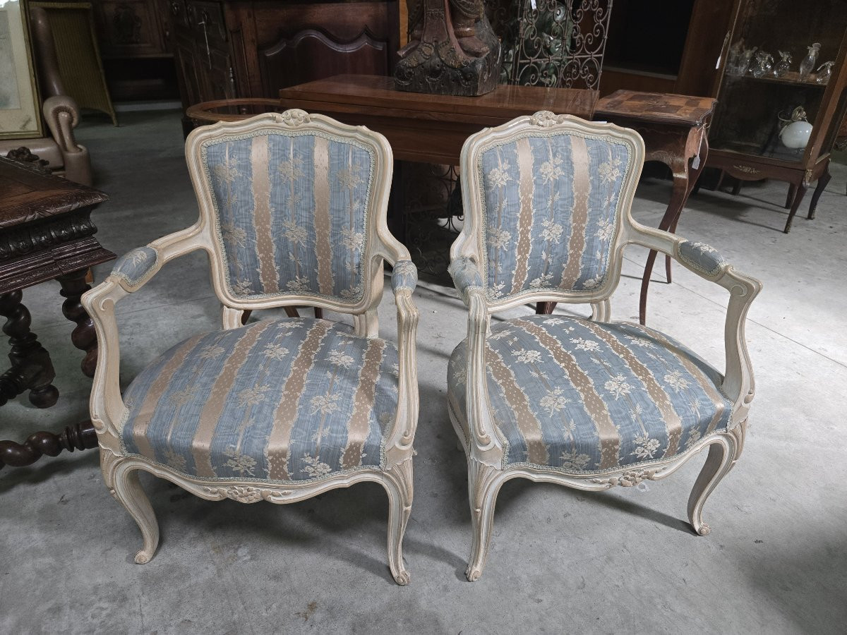 Paire de fauteuils de style Louis XV, en bois mouluré et patiné -photo-3