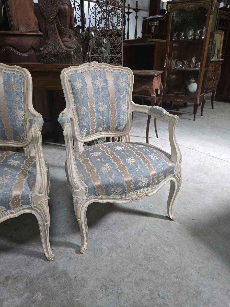 Paire de fauteuils de style Louis XV, en bois mouluré et patiné -photo-5