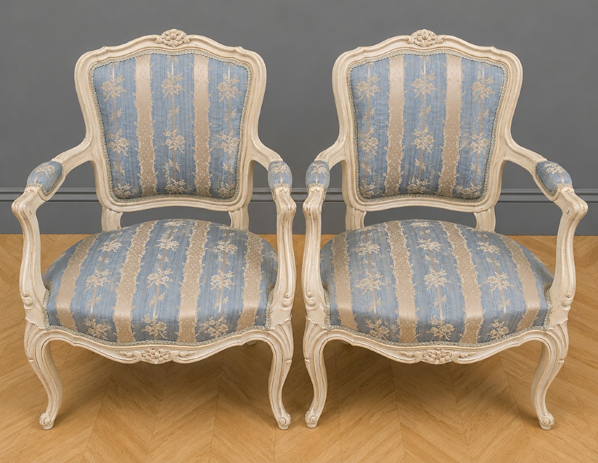 Paire de fauteuils de style Louis XV, en bois mouluré et patiné 