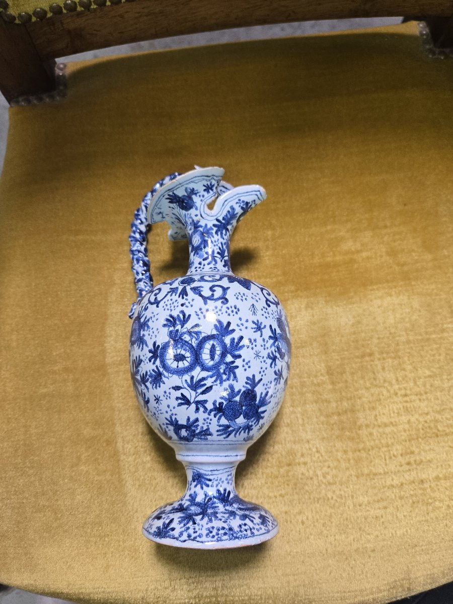 Aiguière en faïence fine à décor bleu et blanc, travail du XIXe siècle -photo-1