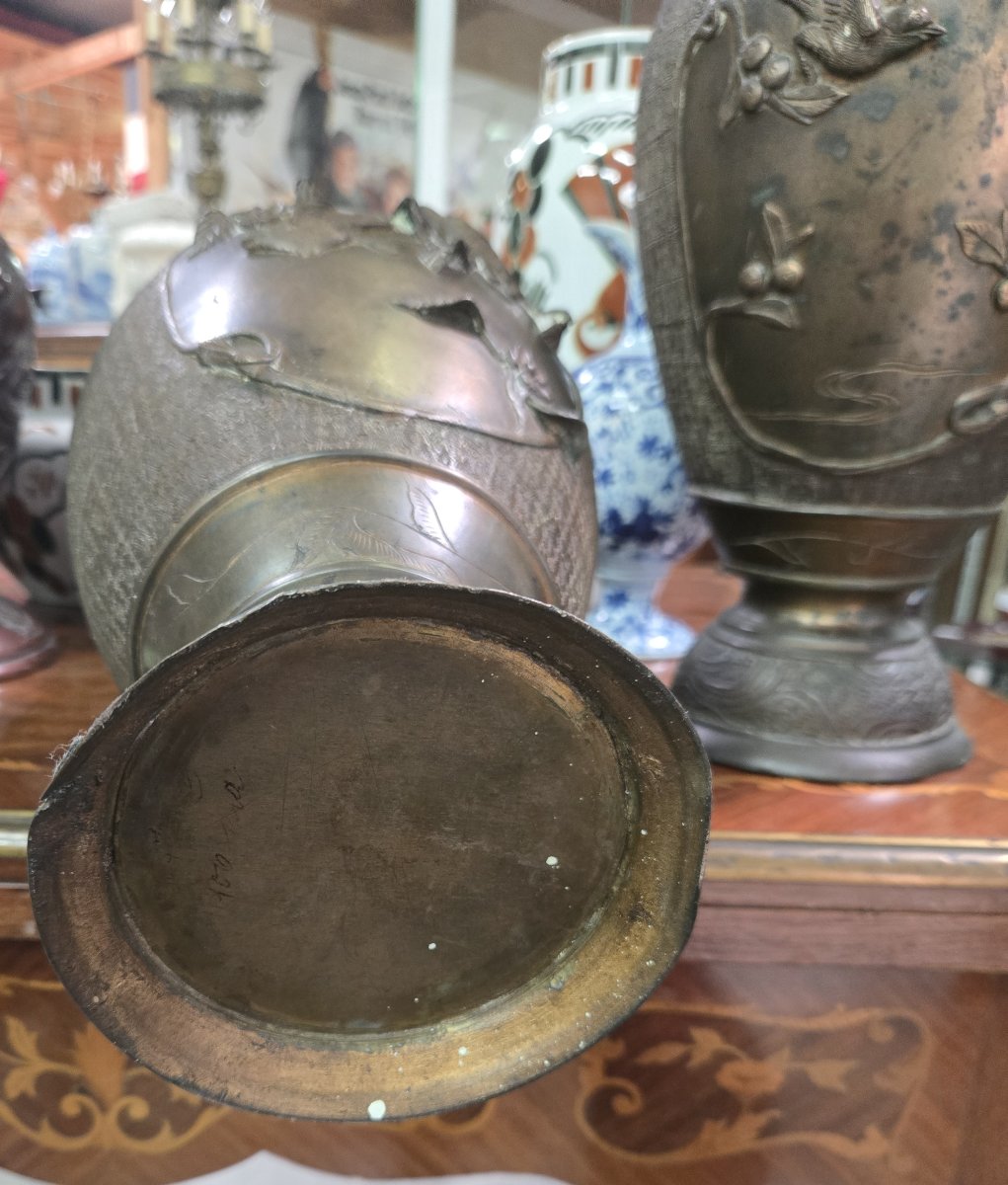 Large Pair Of Japanese Vases In Patinated Bronze, Decorated In Relief With Birds-photo-3