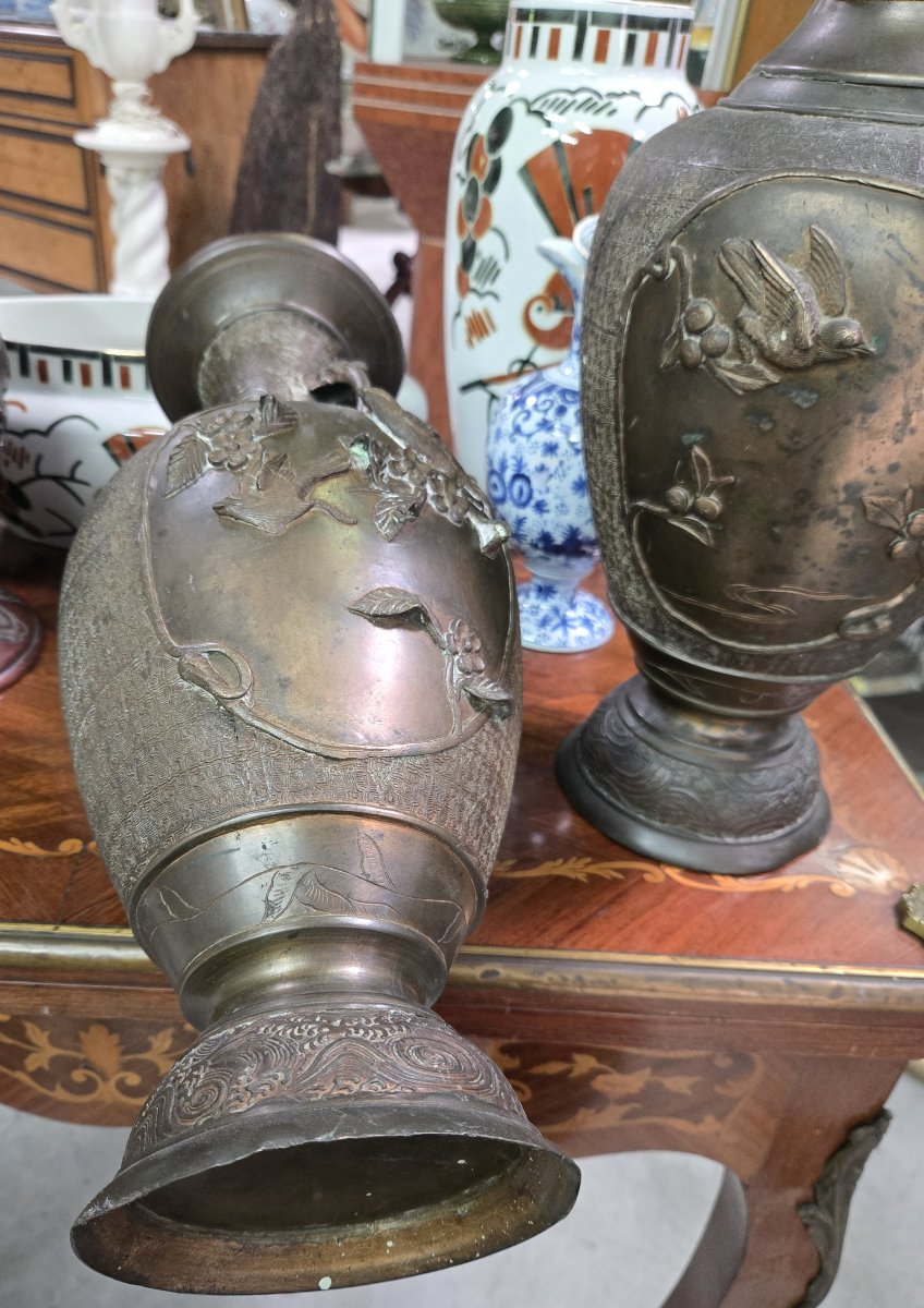 Large Pair Of Japanese Vases In Patinated Bronze, Decorated In Relief With Birds-photo-4