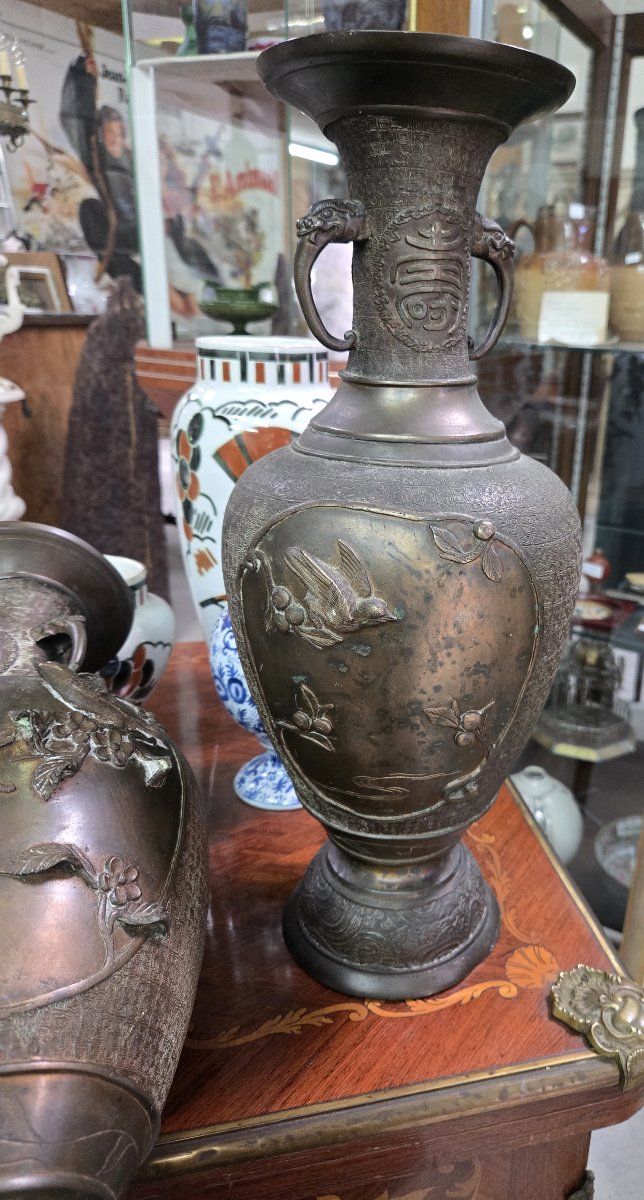 Large Pair Of Japanese Vases In Patinated Bronze, Decorated In Relief With Birds-photo-5