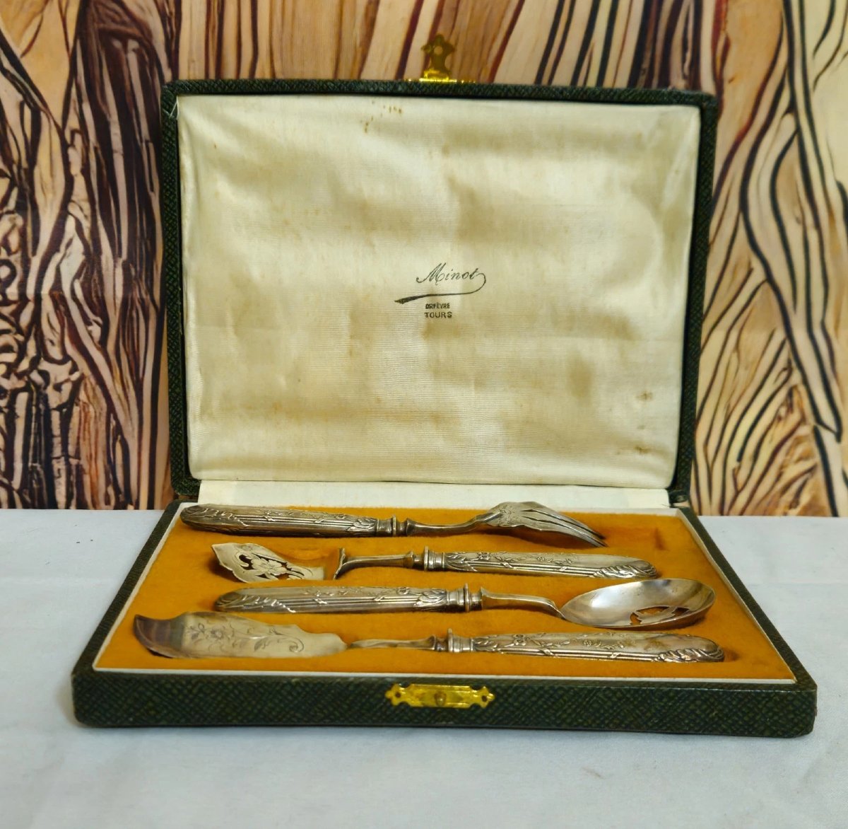 Suite de quatre pièces de service en argent présentée dans son élégant coffret d’origine-photo-2