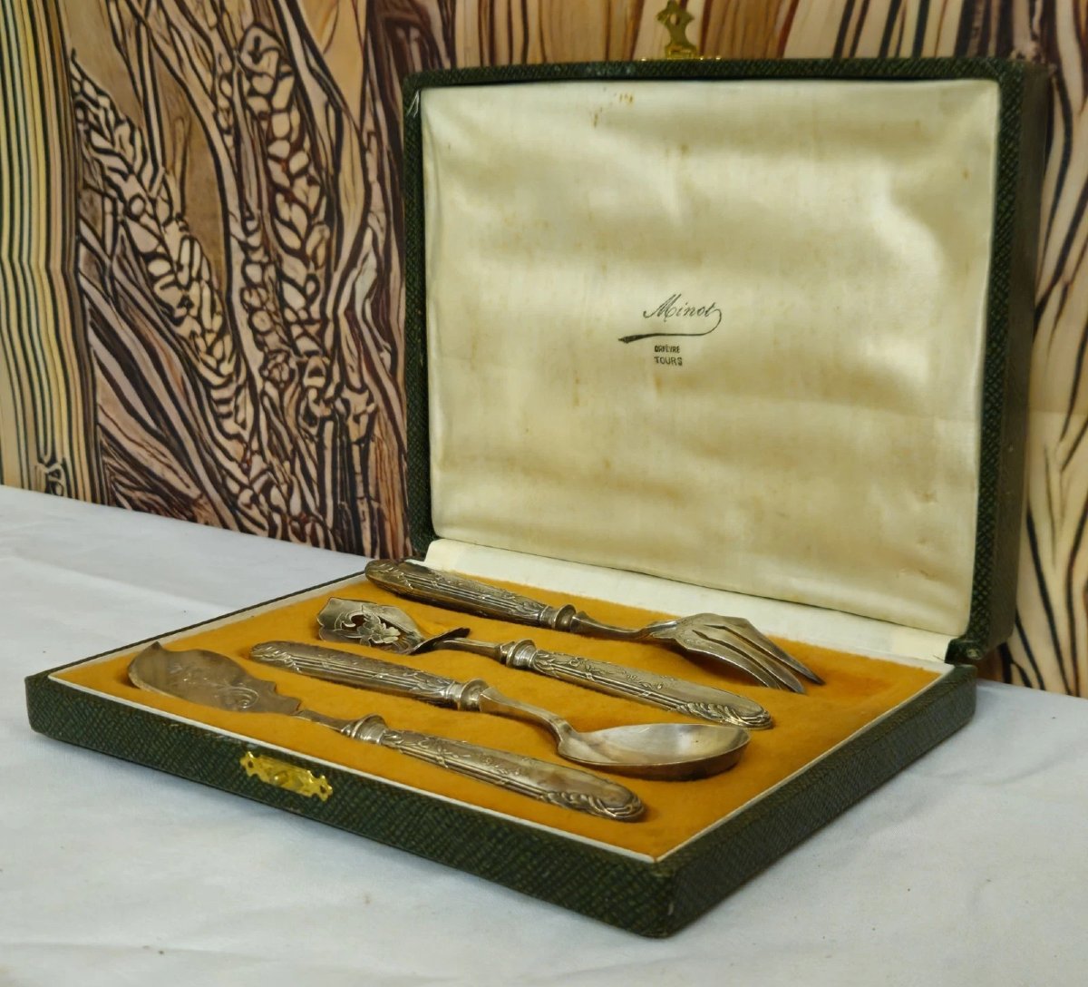 Suite de quatre pièces de service en argent présentée dans son élégant coffret d’origine-photo-3
