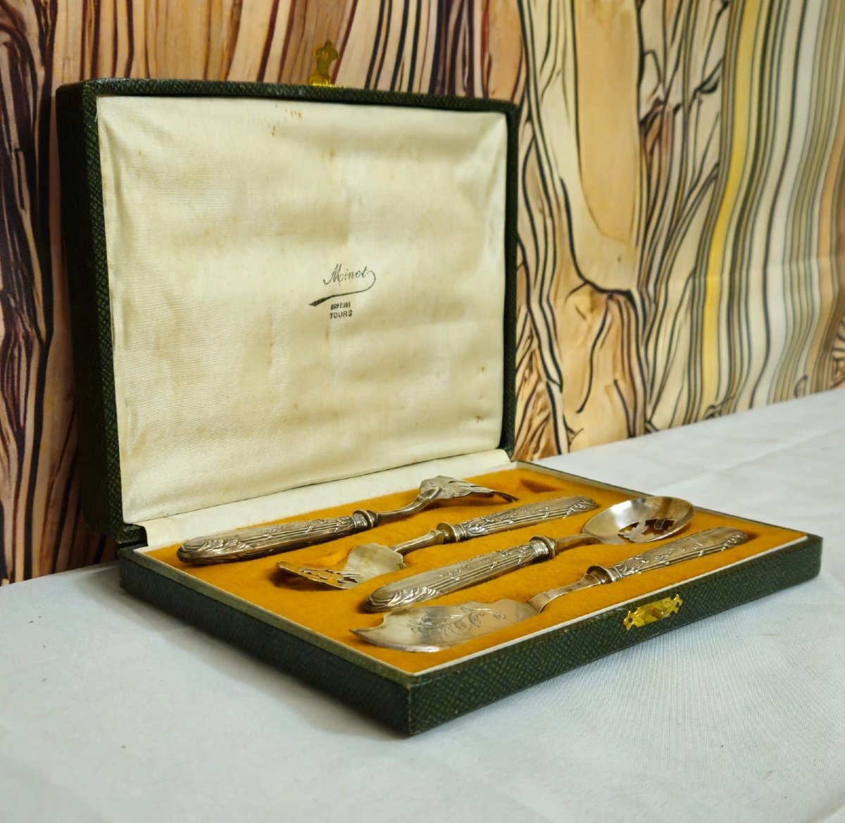 Suite de quatre pièces de service en argent présentée dans son élégant coffret d’origine-photo-4