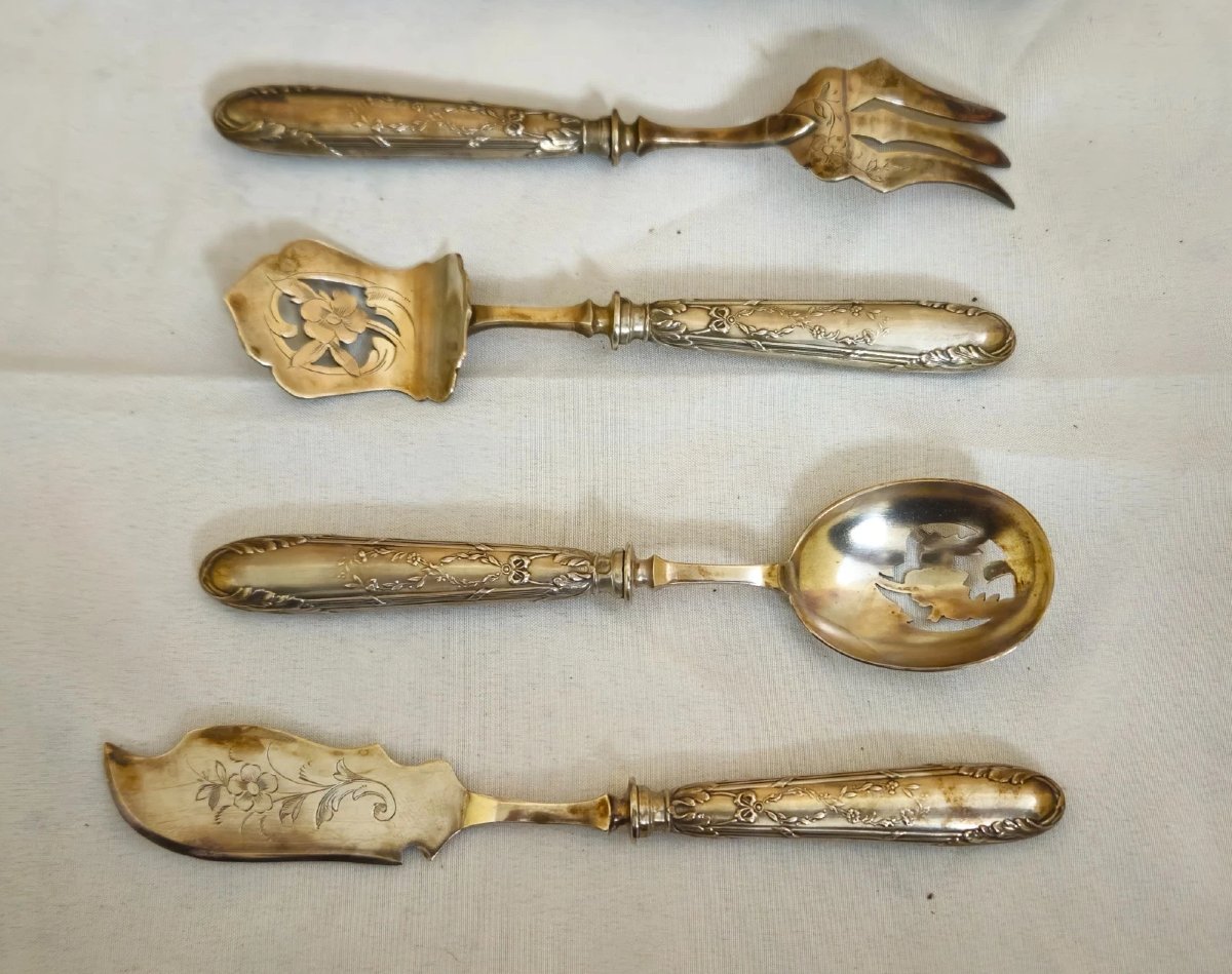 Suite de quatre pièces de service en argent présentée dans son élégant coffret d’origine-photo-6