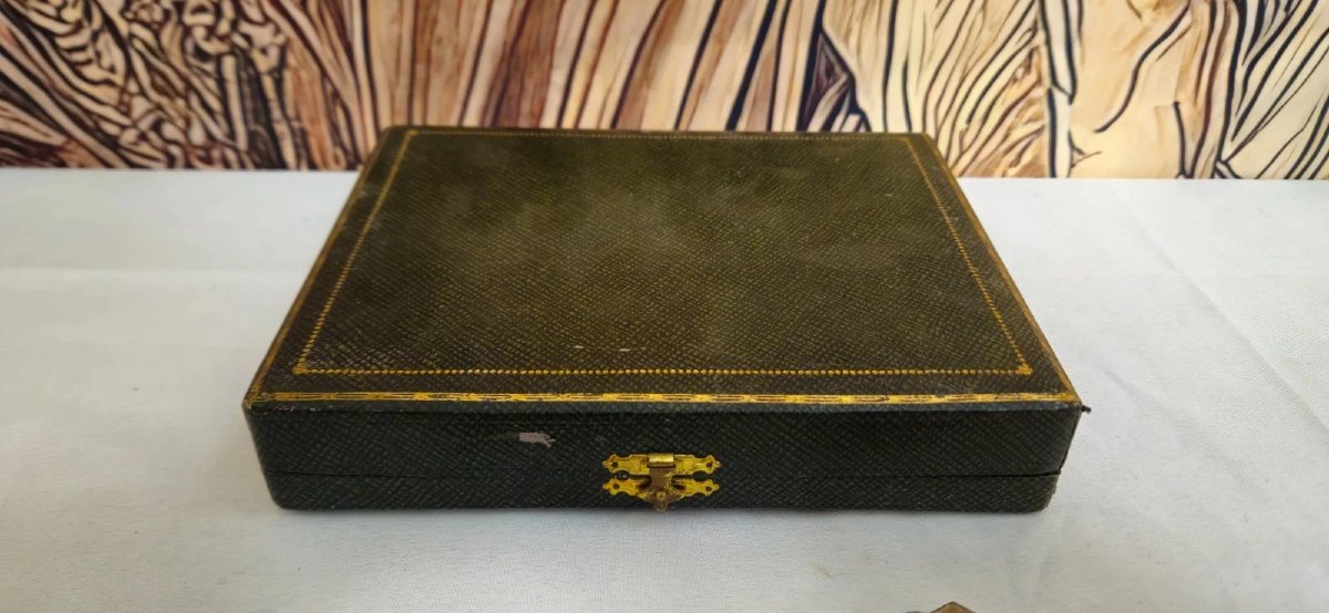 Suite de quatre pièces de service en argent présentée dans son élégant coffret d’origine-photo-7