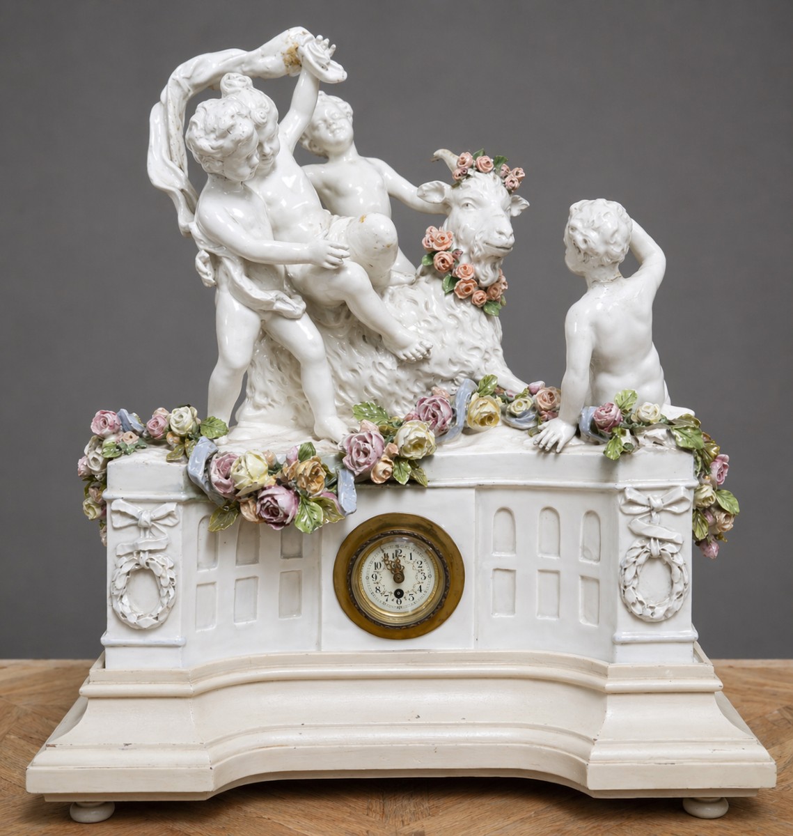 Large Clock In Capodimonte Porcelain With Romantic Décor