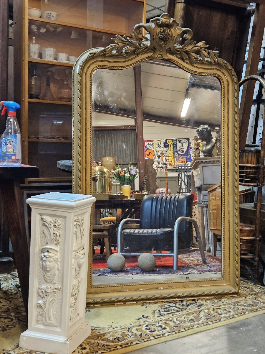 Grand miroir en bois sculpté et doré de style Louis XV, orné d’un décor rocaille -photo-2