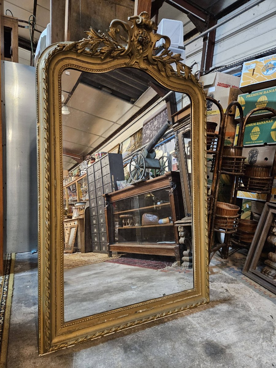 Grand miroir en bois sculpté et doré de style Louis XV, orné d’un décor rocaille -photo-4