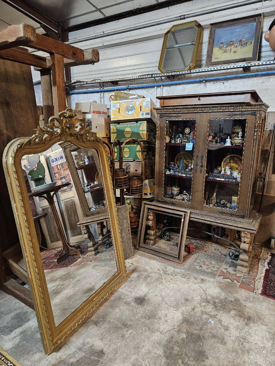 Grand miroir en bois sculpté et doré de style Louis XV, orné d’un décor rocaille -photo-6