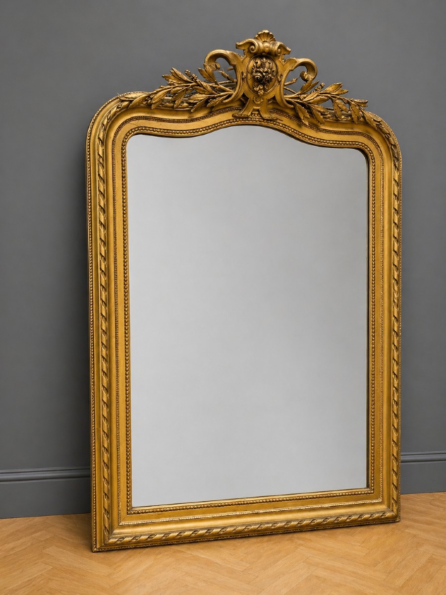 Grand miroir en bois sculpté et doré de style Louis XV, orné d’un décor rocaille 
