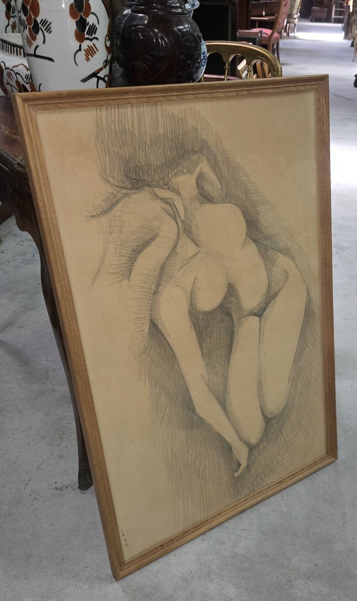 Grand dessin académique représentant un nu féminin recroquevillé, réalisé au fusain -photo-2