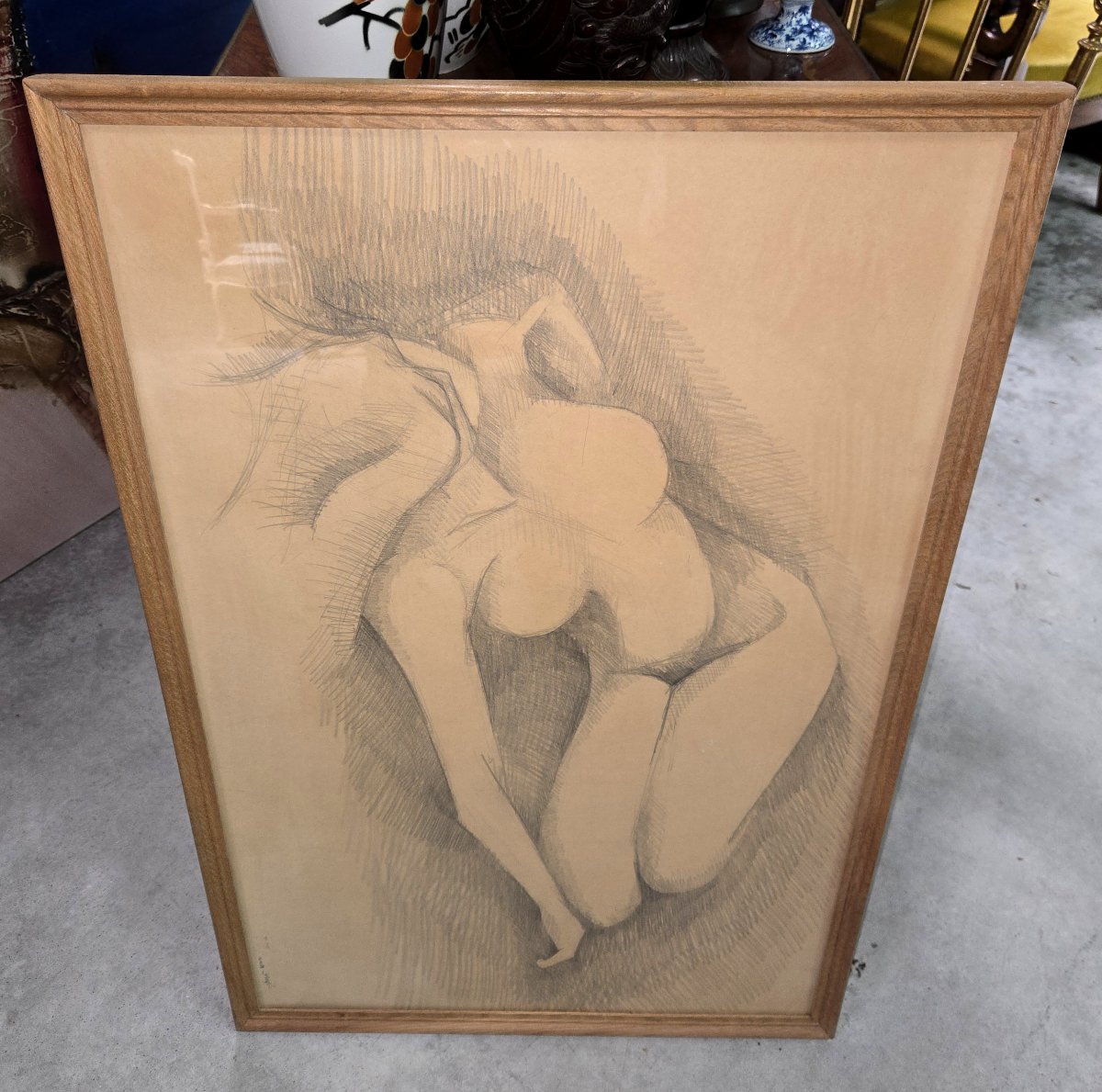 Grand dessin académique représentant un nu féminin recroquevillé, réalisé au fusain -photo-2