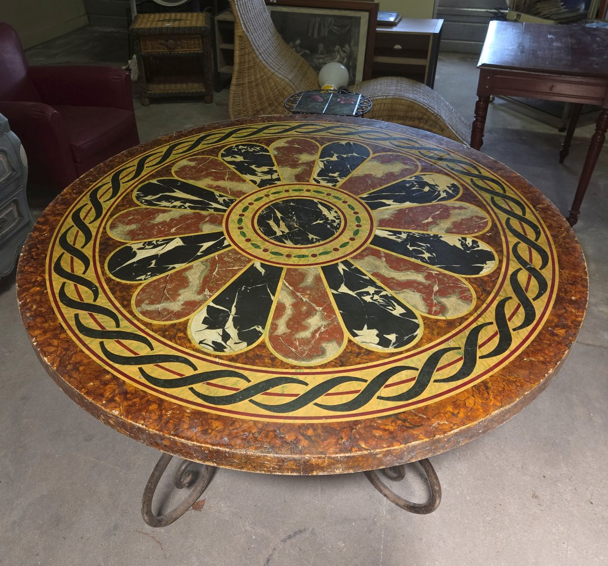 Grande table ronde à plateau en bois peint façon scagliola – Piètement en fer forgé  -photo-2