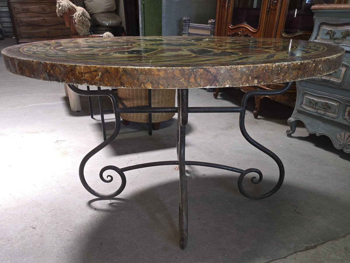 Grande table ronde à plateau en bois peint façon scagliola – Piètement en fer forgé  -photo-1